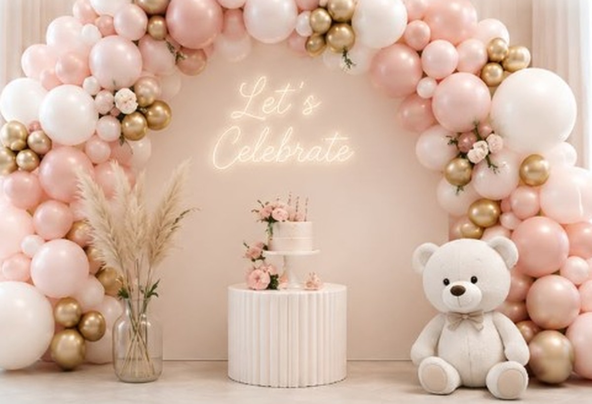 Decor festiv cu arcadă organică din baloane, neon Let's Celebrate, tort și urs de pluș